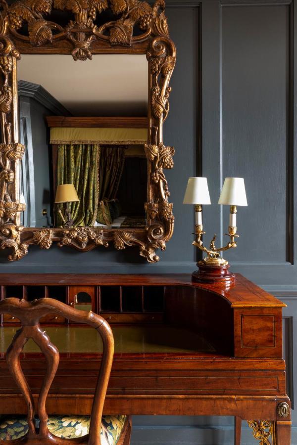 Hotel Batty Langley'S Londýn Exteriér fotografie A pair of 19th-century French bronze candelabra