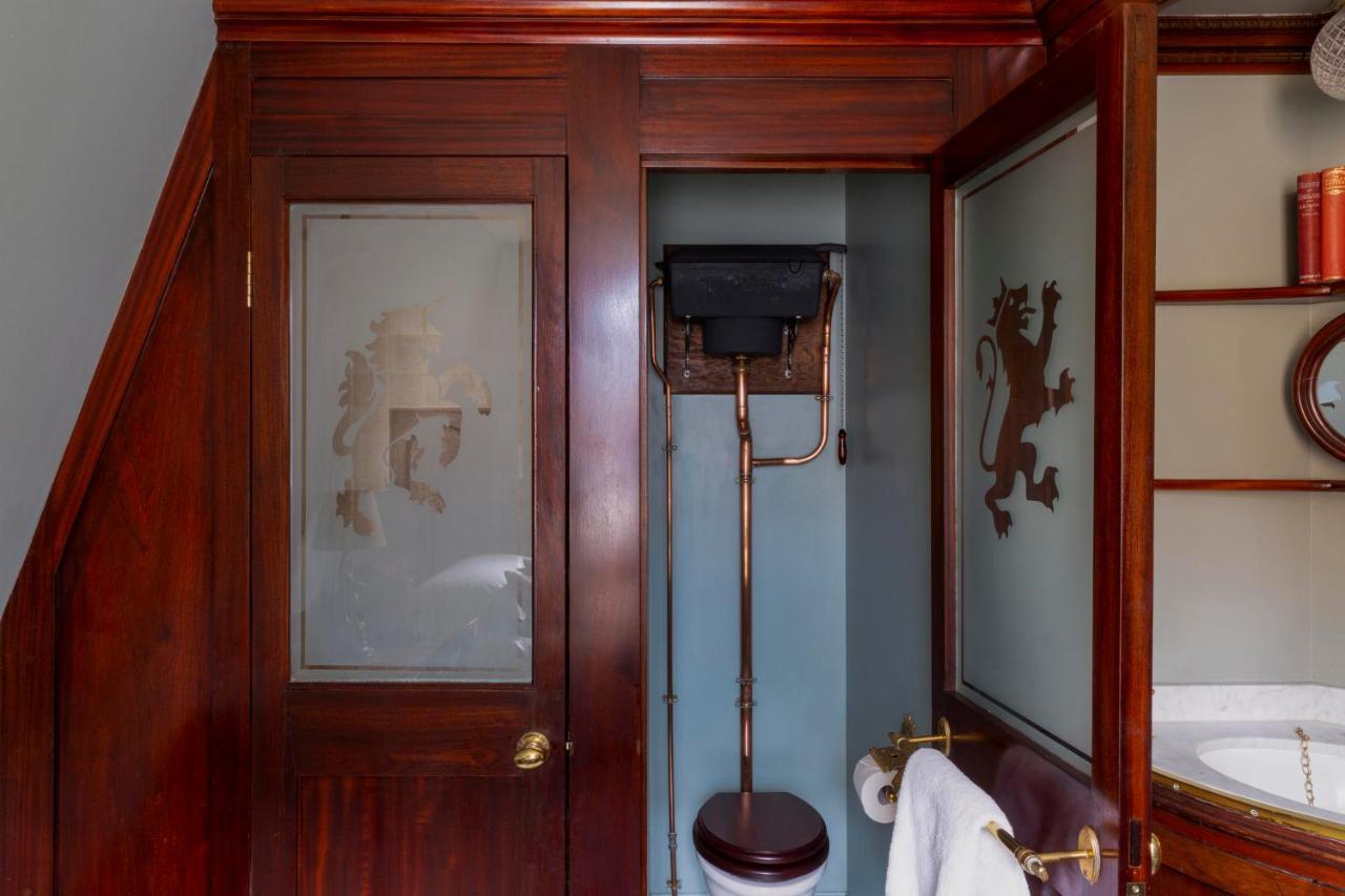 Hotel Batty Langley'S Londýn Exteriér fotografie A toilet in the bathroom of the 1907 house