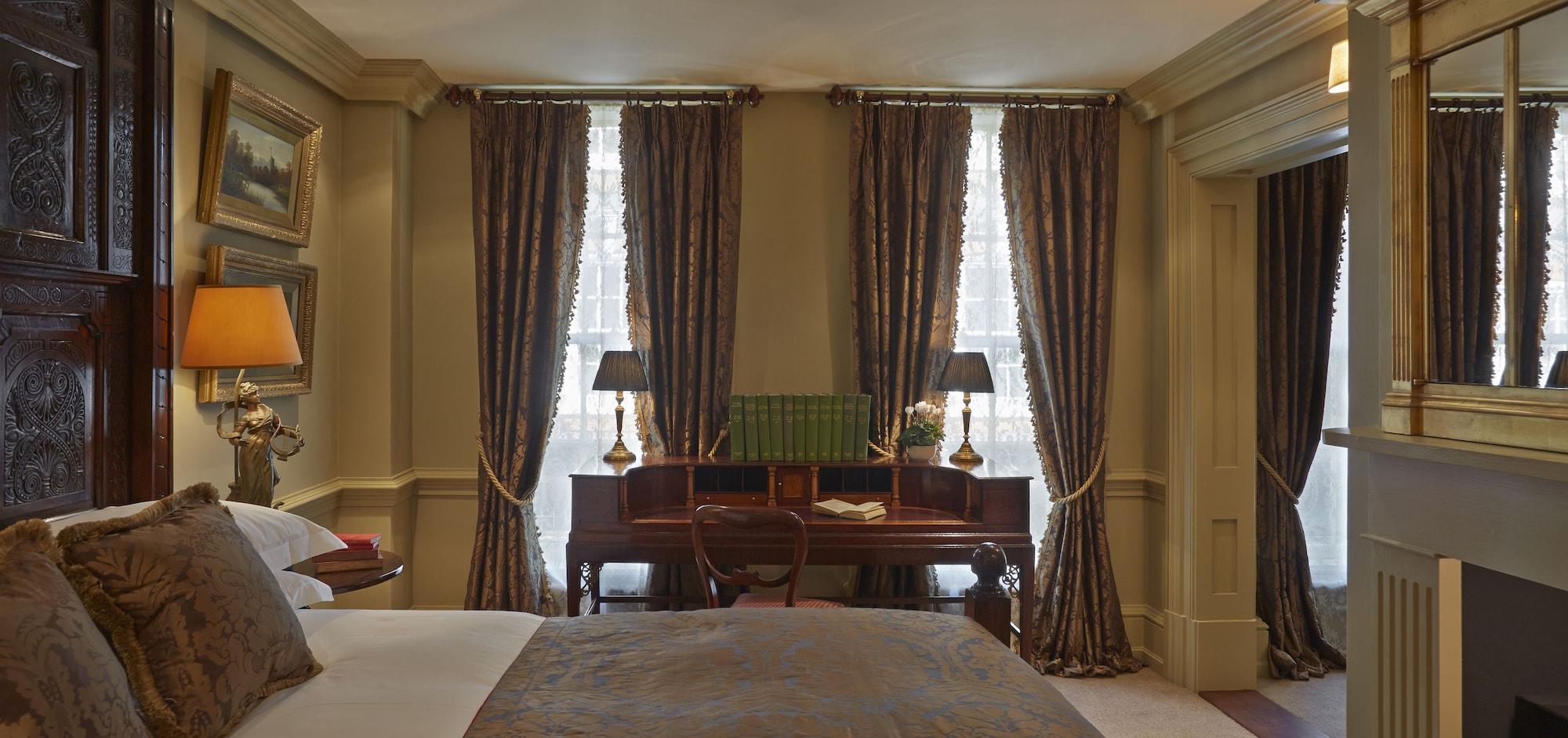 Hotel Batty Langley'S Londýn Exteriér fotografie Curtains in a bedroom